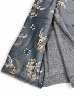 Plaid Sherpa Cervi Grigio – Coperta in Pile Morbido con Retro Agnellato – Stile Tirolese, Stampa Cervi e Stelle Alpine