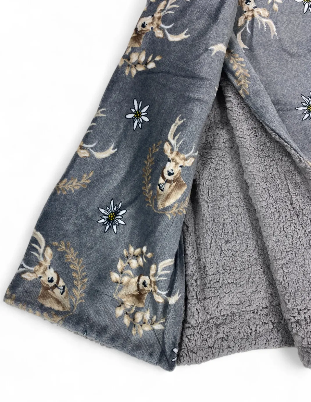 Plaid Sherpa Cervi Grigio – Coperta in Pile Morbido con Retro Agnellato – Stile Tirolese, Stampa Cervi e Stelle Alpine