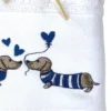 Set Asciugamani Bassotti Blu in Spugna Bianca 100% Cotone | 1 Asciugamano 60x110 + 1 Ospite 40x60 Ricamo Cuori | Made in Italy