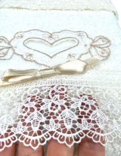Set Asciugamani 1+1 Vanità Panna, Ricamo Cuore e Pizzo, Puro Cotone, Made in Italy, Idea Regalo, Confezione Elegante