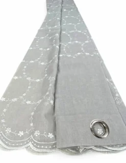 Tenda Chantal Grigia Ricamata Fiori Bianchi - Semitrasparente 140x280 cm Poliestere - Con Anelli Acciaio