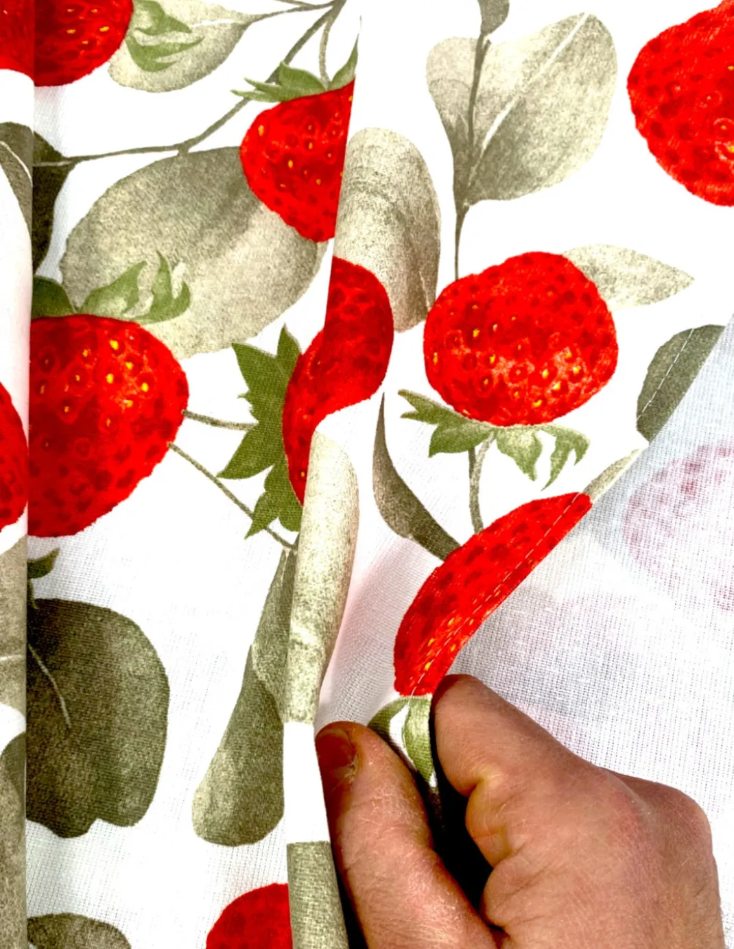 Tovaglia in Cotone Sissi – Stampa Fragole – Made in Italy – Artigianale e Lavabile